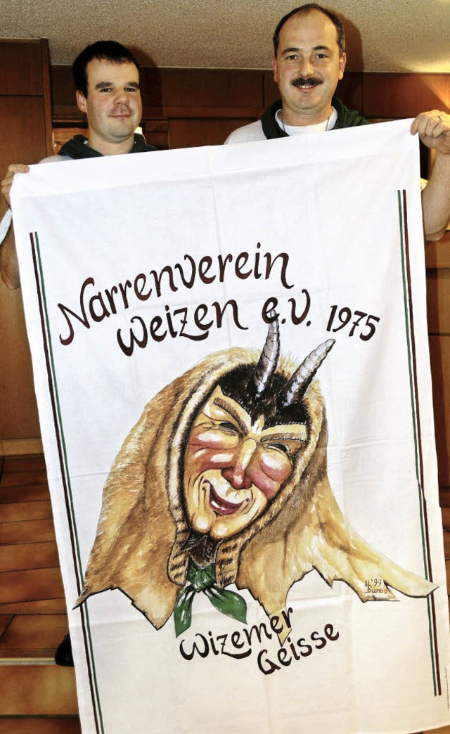 Die wiedergewhlten Vorsitzenden der G...eu aufgelegte Fahne des Narrenvereins.  | Foto: Dietmar Noeske