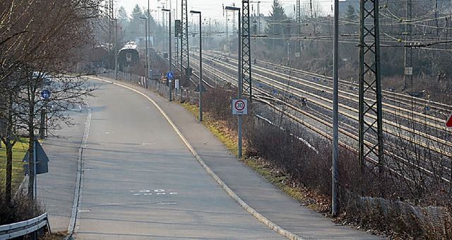 Der Eimeldinger Weg mus auch bei Veran... parkenden Autos freigehalten werden.   | Foto: Senf