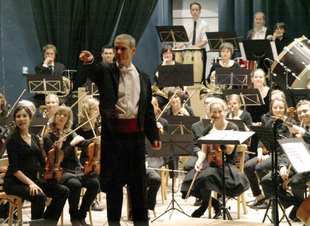 Dirigent Julian Gibbons stellte zu Beg...ei geschickt die anwesenden Kinder ein  | Foto: Karin Stckl-Steinebrunner