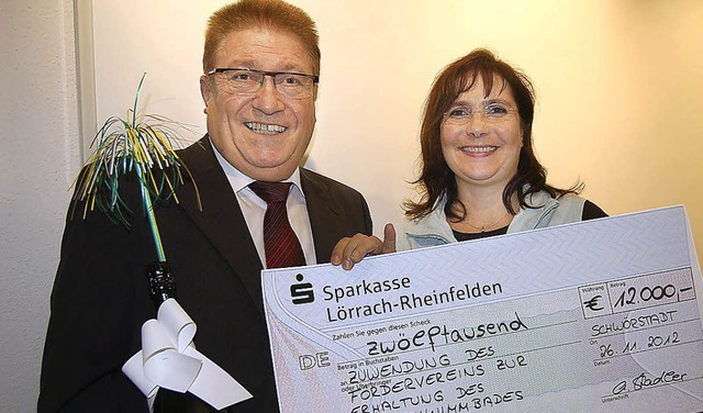 12000 Euro bergab Anja Stadler an Artur Bugger.  | Foto: Hildegard Siebold