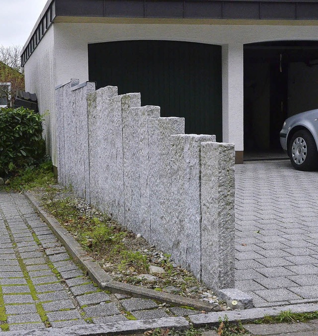 Die Steine des Anstoes: Die Palisade ...Grundstcken wurde am Montag abgebaut.  | Foto: Peter Gerigk