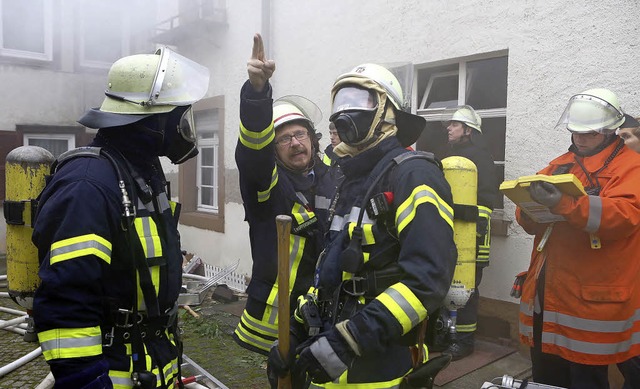 Nur eine bung: Feuerwehrkommandant Th...ppersberger koordiniert das Vorgehen.   | Foto: C. Breithaupt