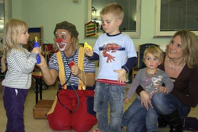 Die Clownin nimmt Kindern die Angst