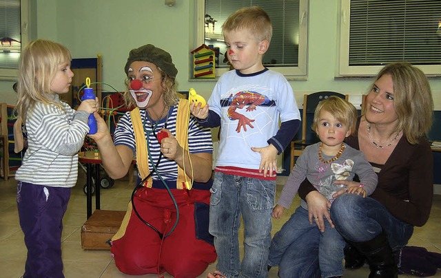 Clownin Dr. Karltta Spass in der Kinderarztpraxis   | Foto: Petra Wunderle