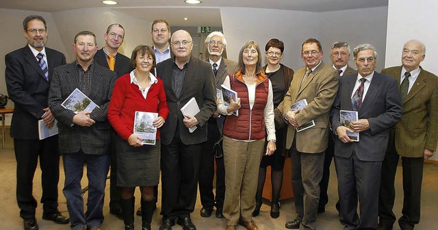 Gruppenbild: Autoren mit Schriftleiterin Gabriele Bohnert (Fnfte von rechts).   | Foto: Heidi Fssel