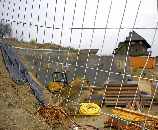 Hinter dem Bauzaun entsteht derzeit de...grund noch die alte Gaststtte steht.   | Foto: Frank Kiefer