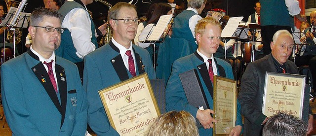 Vorsitzender Thomas Wassmer (ganz link...mitglieder auszuzeichnen (von links).   | Foto: helga geiger