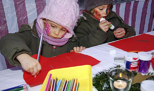 Aurelia und Yvonne 2008 beim Wunschzettel schreiben   | Foto: Karin maier