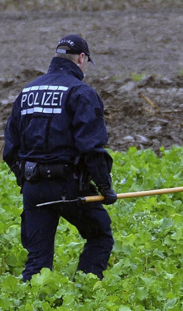 Auf der Suche nach Spuren durchkmmte ...el nicht vom Regen verwaschen werden.   | Foto: Ulrike Derndinger