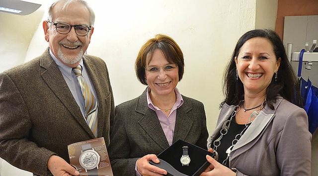 Armin Fink,  Edith Schreiner und Andre...  Werres-Vgel sowie das Stadtwappen.   | Foto: Fotos: Helmut Seller