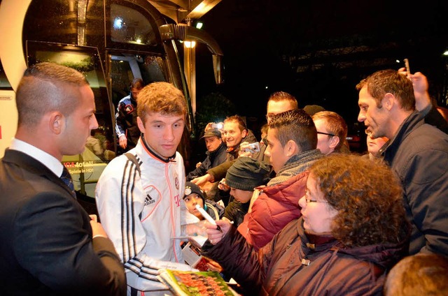 Der FC Bayern ist in Freiburg angekomm...otel noch schnell ein paar Autogramme.  | Foto: Joachim Rderer