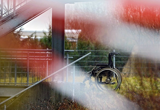 Ein Rollstuhl steht hinter dem rotwei...ndertenwerkstatt in Titisee-Neustadt.   | Foto: dpa