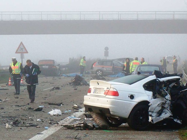 Fuhren  die weiteren  beteiligten Fahrer im Nebel zu schnell?  | Foto: dapd