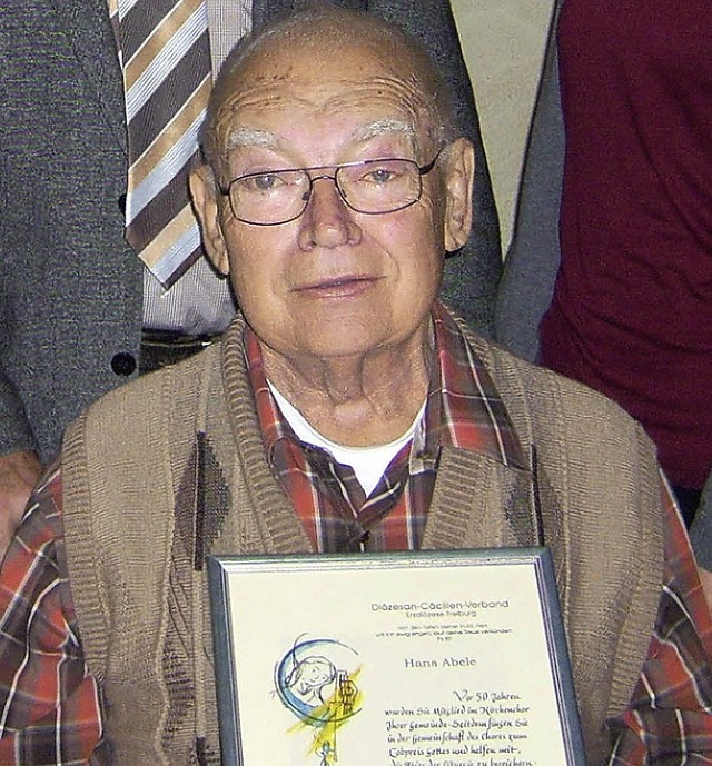 Hans Abele wurde fr 50 Jahre Mitgliedschaft im katholischen Kirchenchor geehrt.  | Foto: Privat