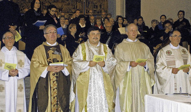 Den  Gottesdienst zur Investitur von P...an Thron und Pater Richard (von links)  | Foto: doris dehmel