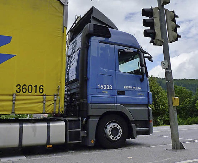 An der Ampel kommt es zu gefhrlichen ...tionen fr Schler und andere Pendler.  | Foto: sattelberger