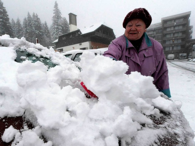 Anni Kaiser aus Offenbach hat bei ihre...um ihren Wagen vom Schnee zu befreien.  | Foto: dpa