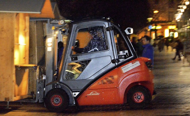 Schon am Dienstag wurde mit dem Aufbau des Weihnachtsmarkts begonnen.  | Foto: Peter Gerigk