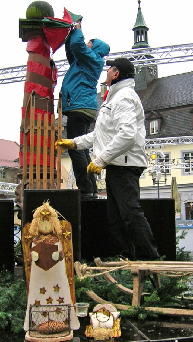 Oscar Guidone und seine Lebensgefhrti...er den Stockbrunnen auf dem Marktplatz  | Foto: Sylvia-Karina Jahn