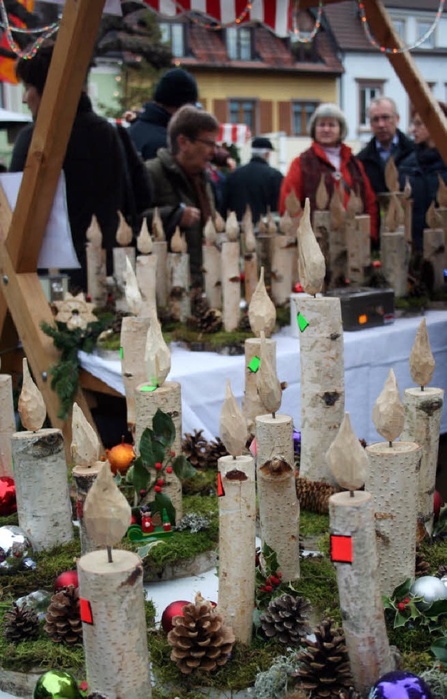 Auch Selbstgebasteltes wird auf dem Ihringer Weihnachtsmarkt angeboten.  | Foto: jakob-klblin