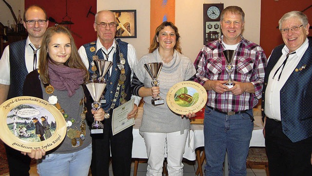 Ehrung der Knige und Ritter (von link... und Schtzenmeister Hans-Peter Mauri   | Foto: Heinz Vollmar