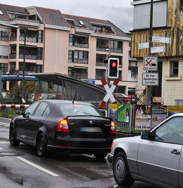 Bahnbergang Bergseestrae in Bad Sck...au, wartende Menschen, Regen, Verkehr,  | Foto: Verena Pichler