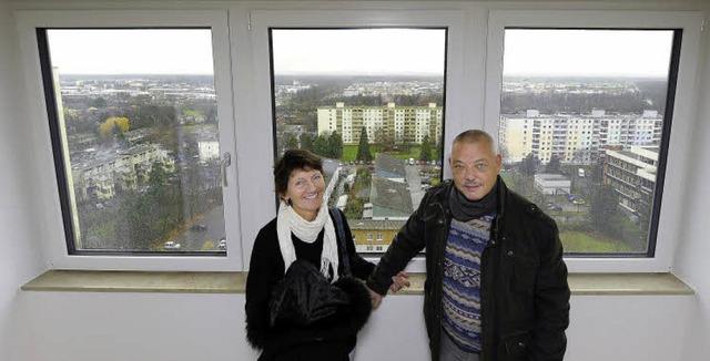 Gnsehaut-Aussicht: Gabriele und Bernhard Neumann daheim im 15. Obergeschoss   | Foto: Ingo Schneider