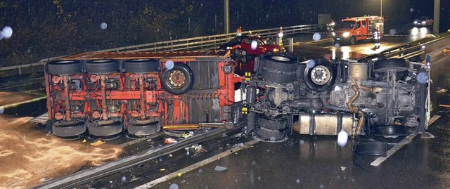 Der mit 22000 Litern Olivenl beladene...f Mittelleitplanke und Gegenfahrbahn.   | Foto: Polizei BL