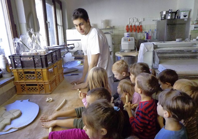 Teig zubereiten, kneten, ausrollen, au...n  Kindern alles in seiner Backstube.   | Foto: Elke Wehrle