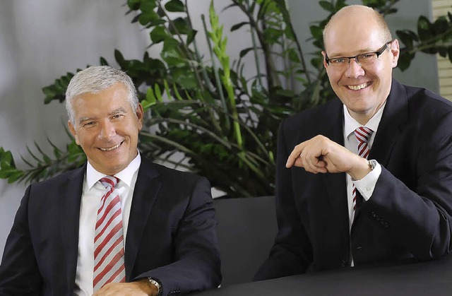 Die Volksbankvorstnde Gnther Heck (V...ender) und Ulf Bleckmann (von links).   | Foto: ZVG