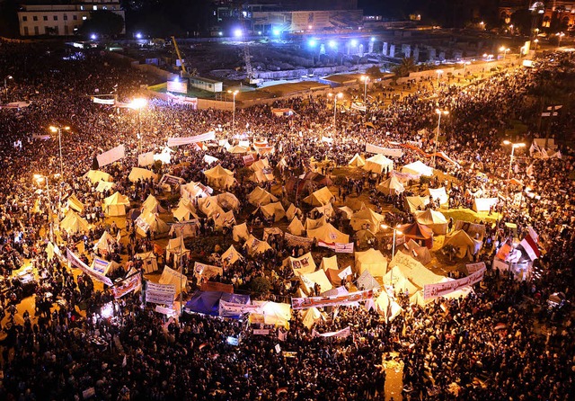 Ein Bild, das an die Revolution vor an...dem Tahrir-Platz in Kairo gegen Mursi.  | Foto: dpa