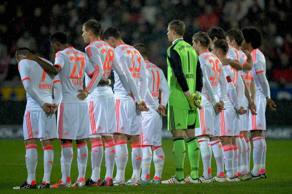 Die Equipe des FC Bayern bei der Schweigeminute für die Opfer der Brandkatastrophe von Titisee-Neustadt. (Foto: AFP) Die Equipe des FC Bayern bei der Schweigeminute für die Opfer der Brandkatastrophe von Titisee-Neustadt. (Foto: AFP)