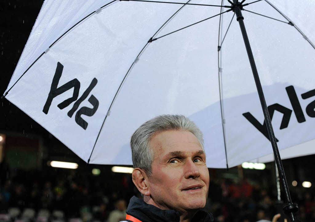 Mann mit Schirm: Jupp Heynckes.