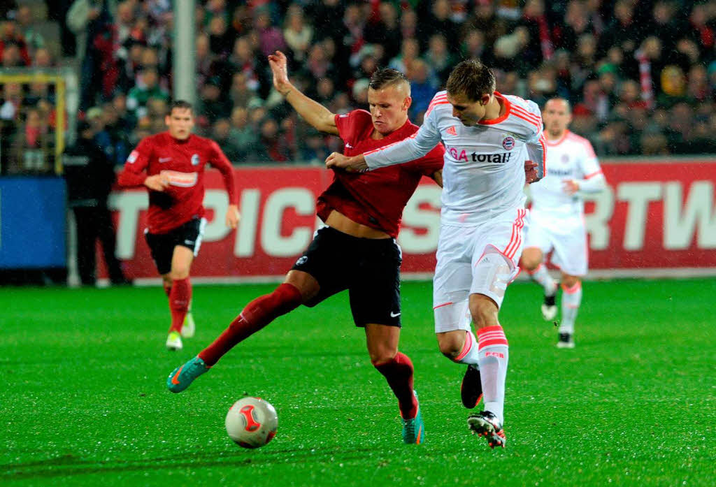 SC Freiburg gegen Bayern Mnchen: Am Ende setzte sich der Bundesliga-Goliath an einem verregneten Novemberabend an der Dreisam mit 0:2 durch.