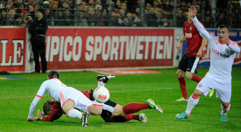 SC Freiburg gegen Bayern Mnchen: Am Ende setzte sich der Bundesliga-Goliath an einem verregneten Novemberabend an der Dreisam mit 0:2 durch.