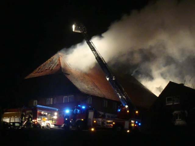 Etwa 100 Einsatzkrfte waren vor Ort.  | Foto: Kamera24.TV