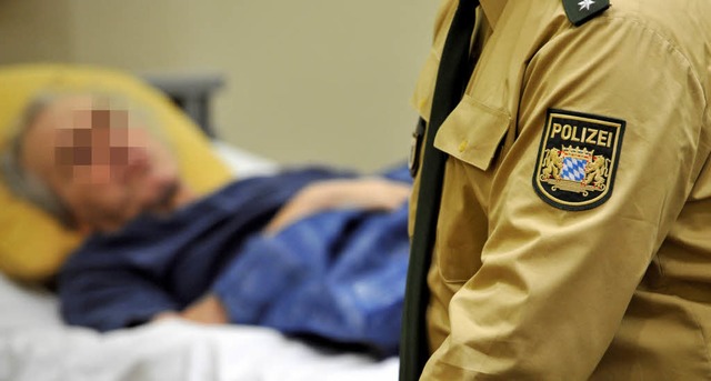 Der Angeklagte whrend des Prozesses im Krankenbett.  | Foto: dpa