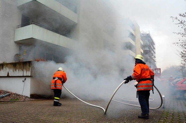Zunchst bekmpfte die Feuerwehr von auen.  | Foto: Ralf H. Dorweiler