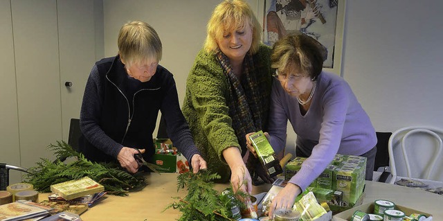 16 prall gefllte Weihnachtspckchen h...m Jahr wieder fr Bedrftige gepackt.   | Foto: Susanne Mller