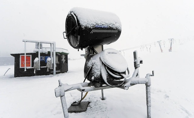 Eingeschneit ist seit dieser Woche die... dort  die Skisaison erffnet werden.   | Foto: Patrick Seeger/dpa