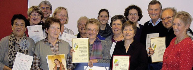 Einige langjhrig aktive Snger des Neuenburger Kirchenchors wurden geehrt.  | Foto: privat