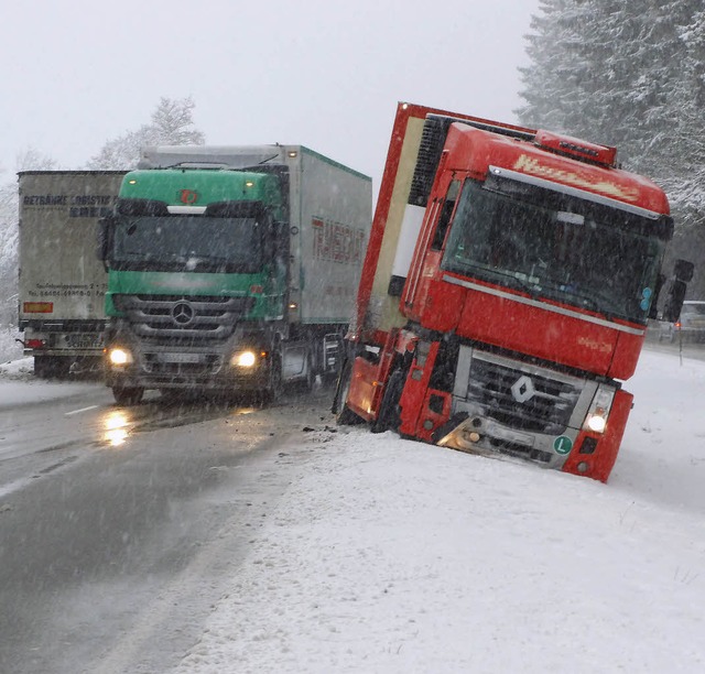 Der Wintereinbruch im Hochschwarzwald ...wagen beim Grafenwldele ins Bankett.   | Foto: Kamera24