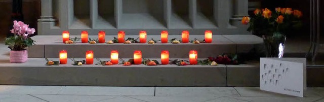 14 Kerzen brennen fr die Opfer der Brandkatastrophe im Neustdter Mnster.   | Foto: Thomas Winckelmann