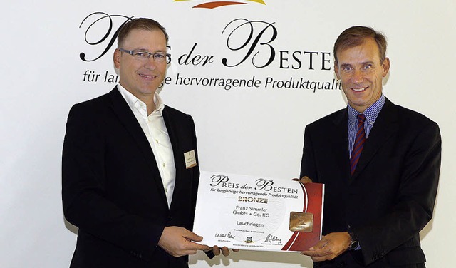 Simmler-Geschftsfhrer Norbert Mnch ... Bartmer die Auszeichnung berreicht.   | Foto: Privat