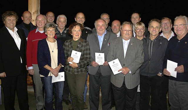 Zahlreiche langjhrige Mitglieder wurd...enden Claus Kratzner (links)  geehrt.   | Foto: Karin Heiss