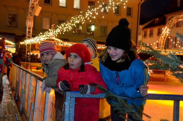 Auf den Nikolaus warten diese kleinen Eislufer  | Foto: Sylvia-Karina Jahn