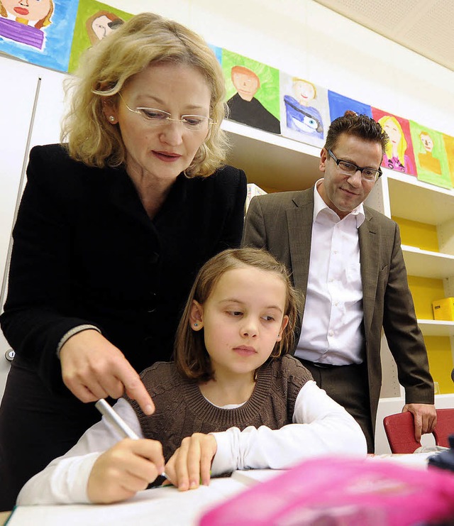 Betreuung von ganz oben: Schulminister... in einer Gemeinschaftsschule in Korb   | Foto: dpa