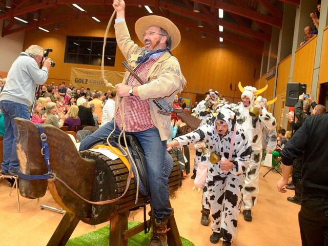 Triumphzug: Cowboy Knig schwingt das ...Einmarsch, seine Herde folgt ihm brav.  | Foto: Andr Hnig