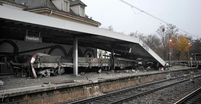 Drei Gterwaggons haben sich selbstnd...Bahnhofsgebude in Feuerbach gekracht.  | Foto: dpa