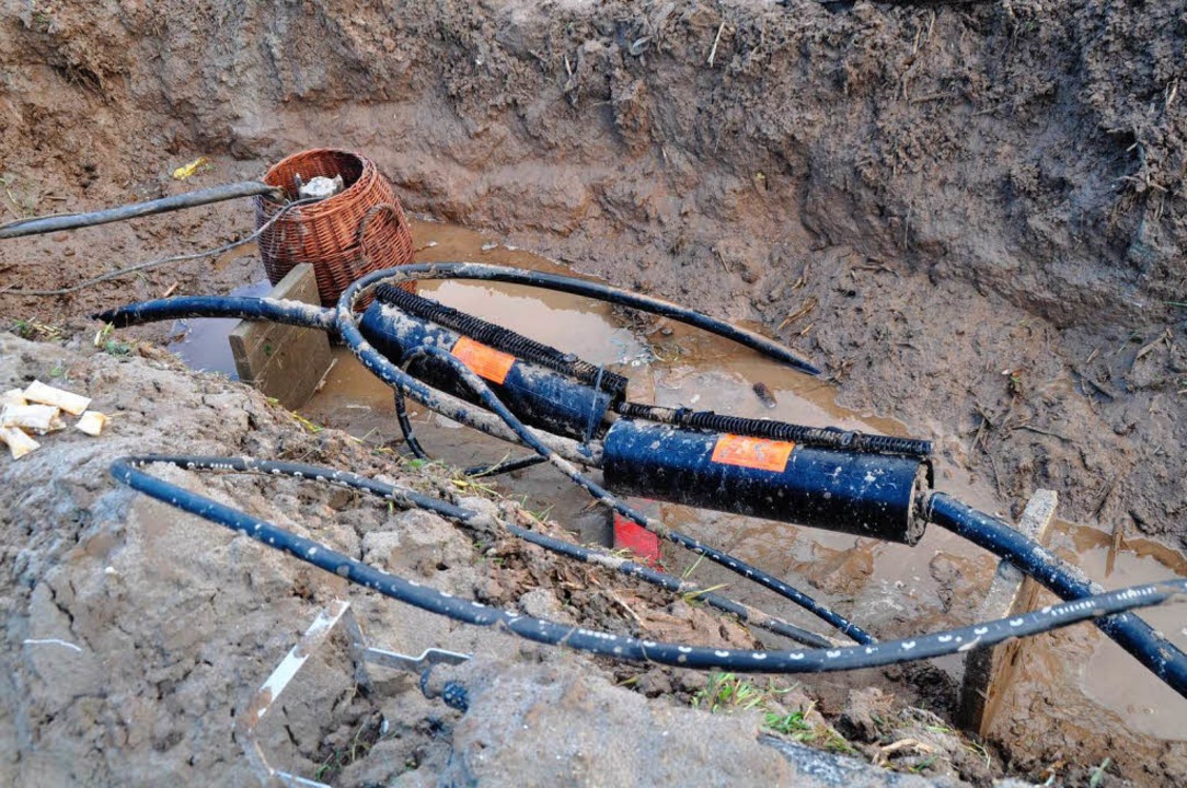 Strstelle im Schlamm: An einer Telefo... Waltershofen ist Wasser eingedrungen.  | Foto: Julius Steckmeister
